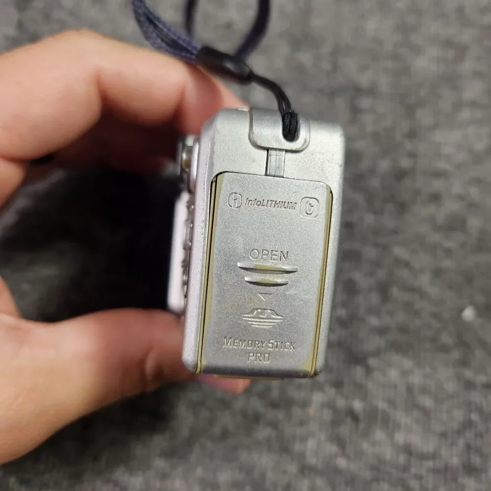 Sony Digital Camera Cybershot DSC-P8 3.2MP Silver 128mb Memory Tested Read